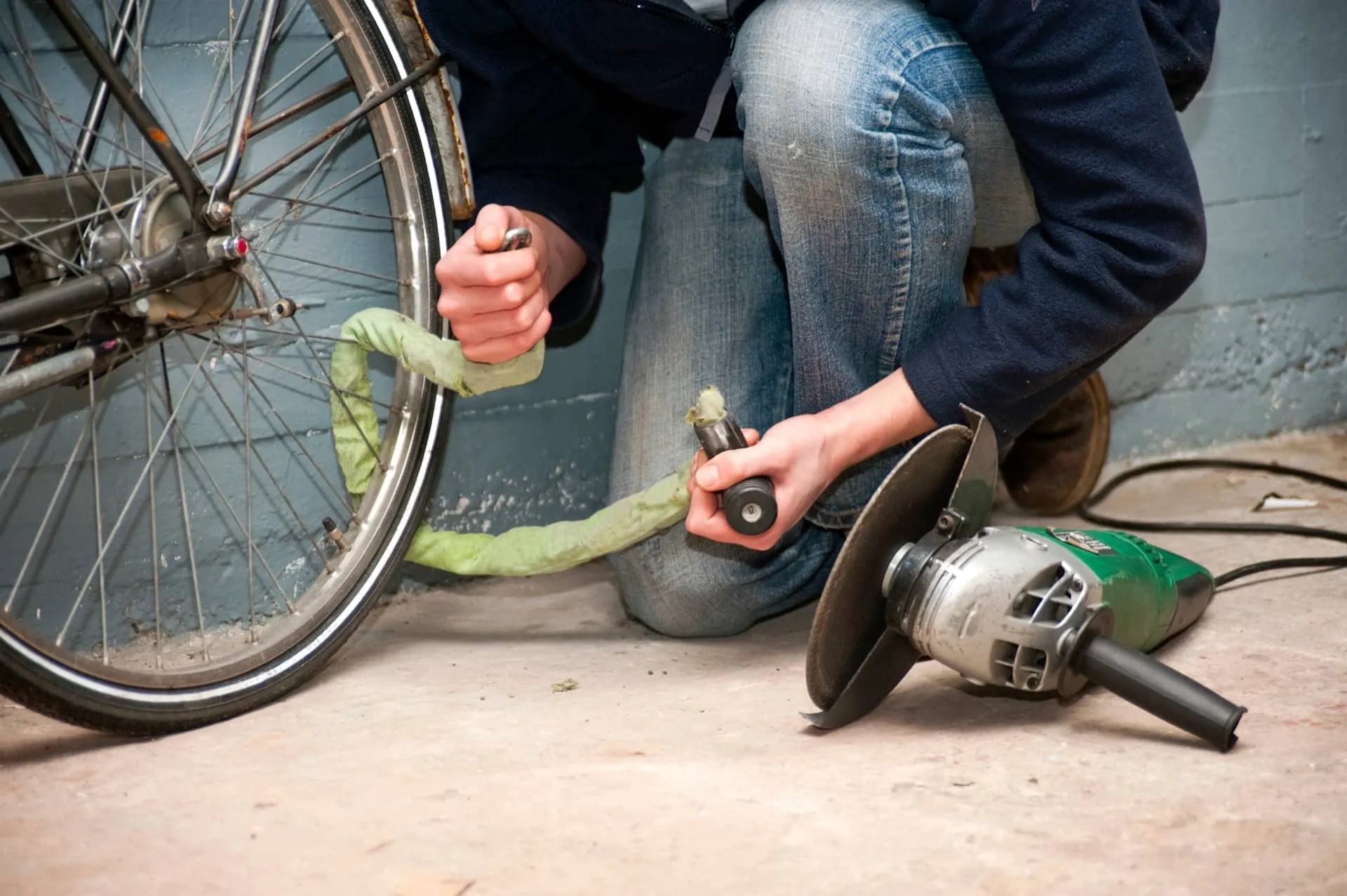 人が自転車を盗もうとしている様子